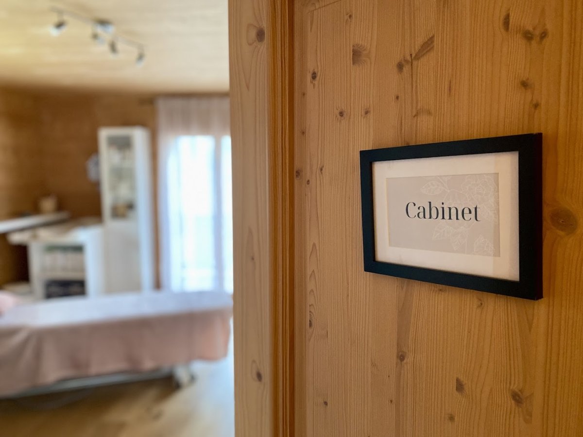 Espace de soins calme et apaisant à Gryon - MH Ostéopathe, Marie Haenni, soins pour femmes et enfants L’intérieur du cabinet MH Ostéopathe à Gryon, un environnement calme et apaisant, idéal pour des consultations ostéopathiques pour bébés, femmes enceintes et post-partum.