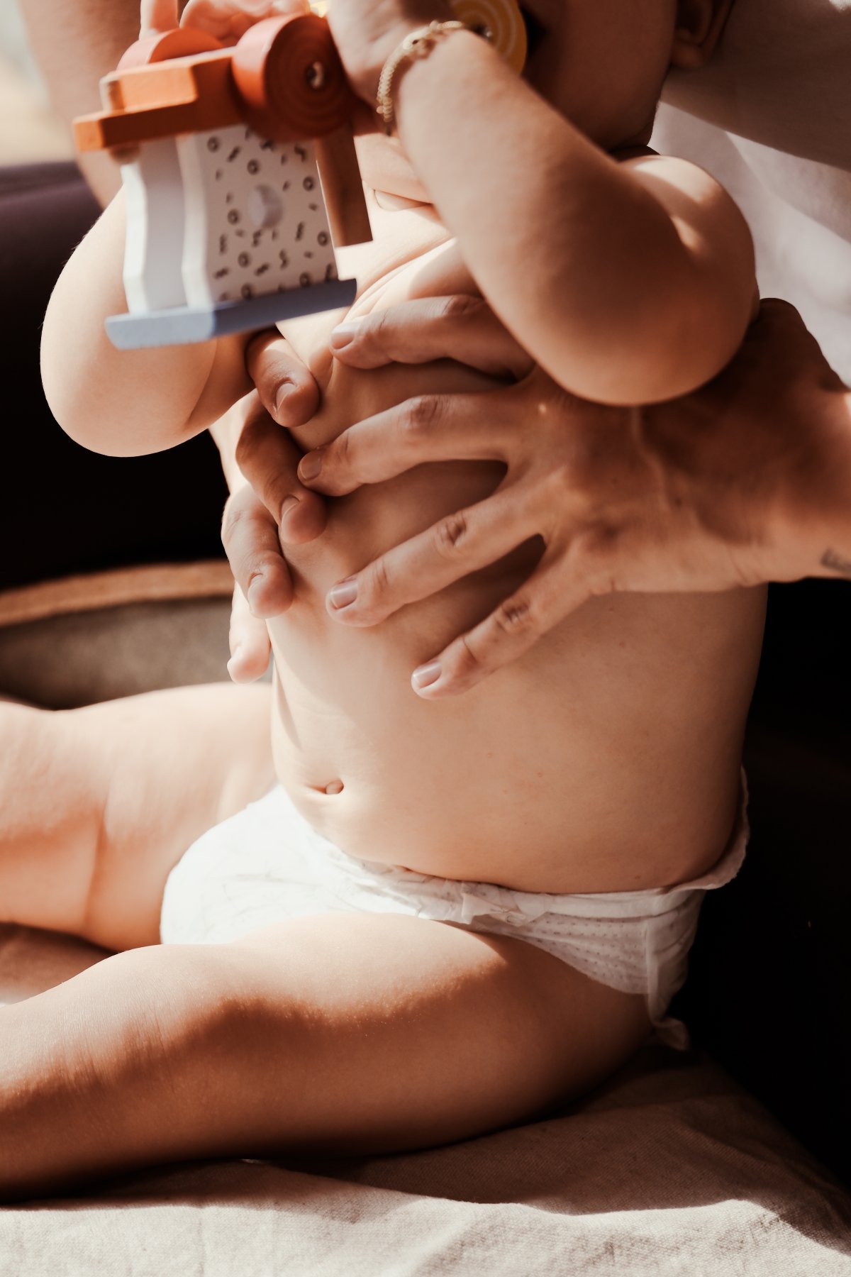 Soins ostéopathiques pour bébé à Gryon avec Marie Haenni - Spécialiste en pédiatrie Marie Haenni, ostéopathe spécialisée en pédiatrie, prodiguant des soins adaptés aux bébés dans son cabinet à Gryon, pour soulager les tensions et favoriser le bien-être.