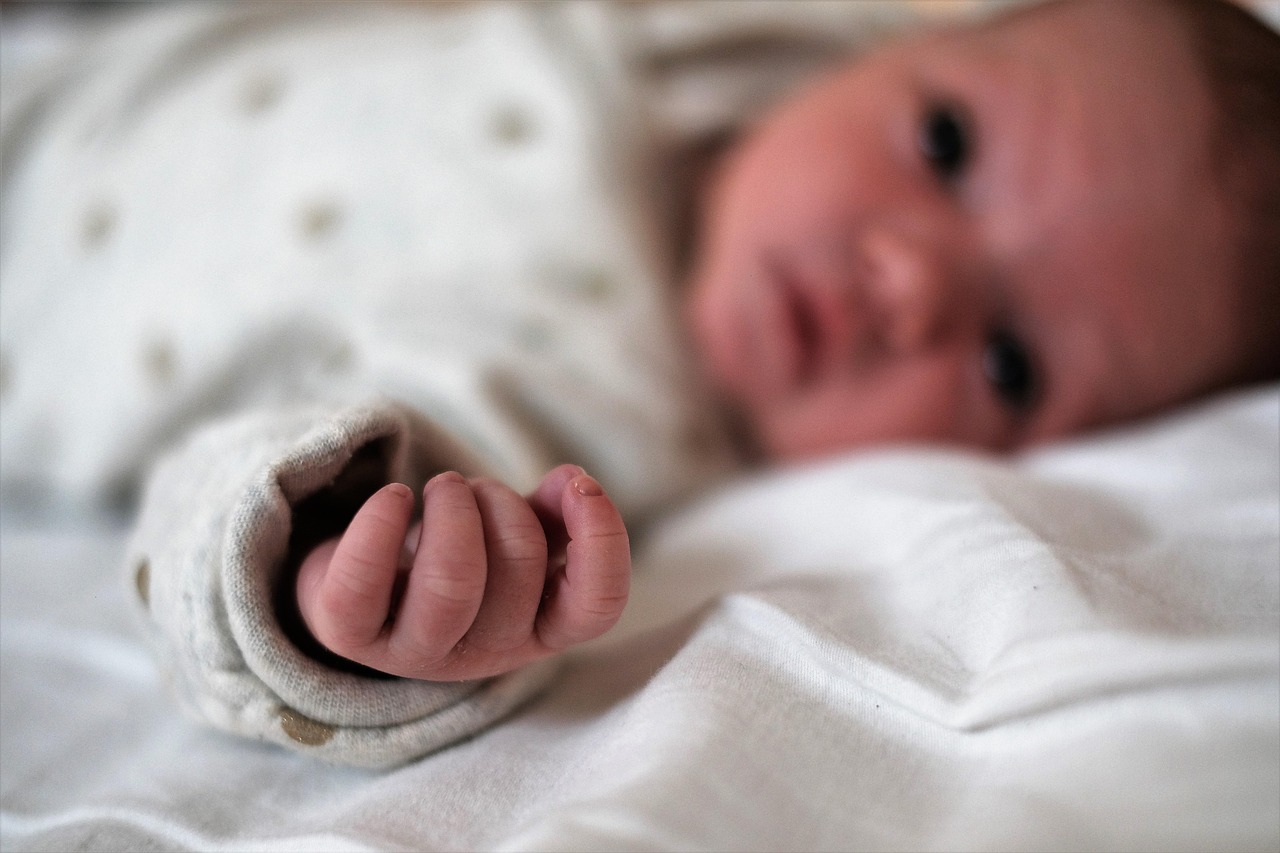 Soins ostéopathiques pour bébé à Gryon avec Marie Haenni - Spécialiste en pédiatrie Marie Haenni, ostéopathe spécialisée en pédiatrie, prodiguant des soins adaptés aux bébés dans son cabinet à Gryon, pour soulager les tensions et favoriser le bien-être.